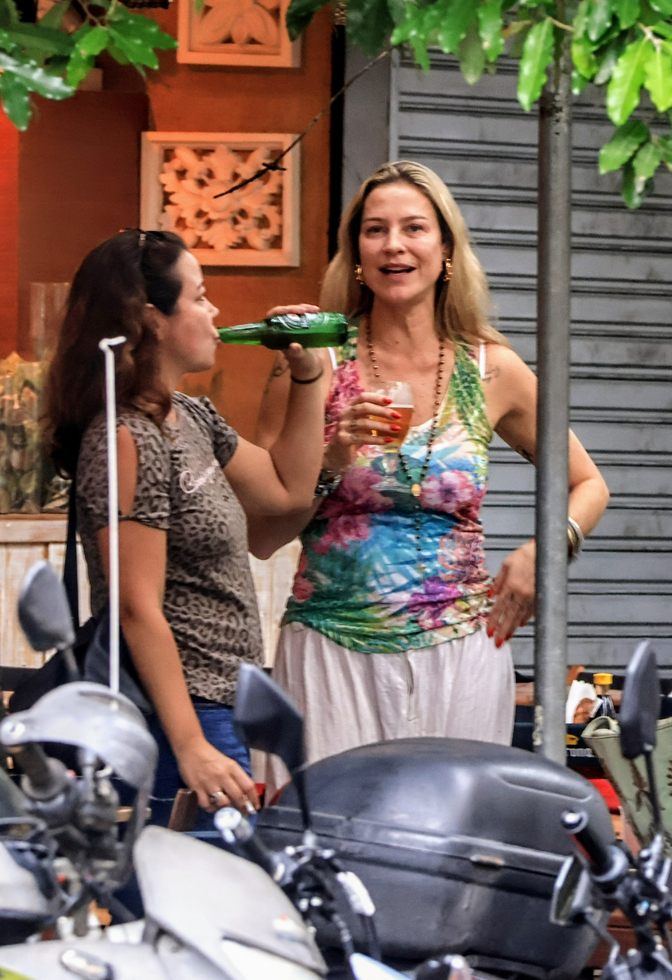 Luana Piovani se diverte com amigos em barzinho no Rio 


 - Dan Delmiro / Agnews 