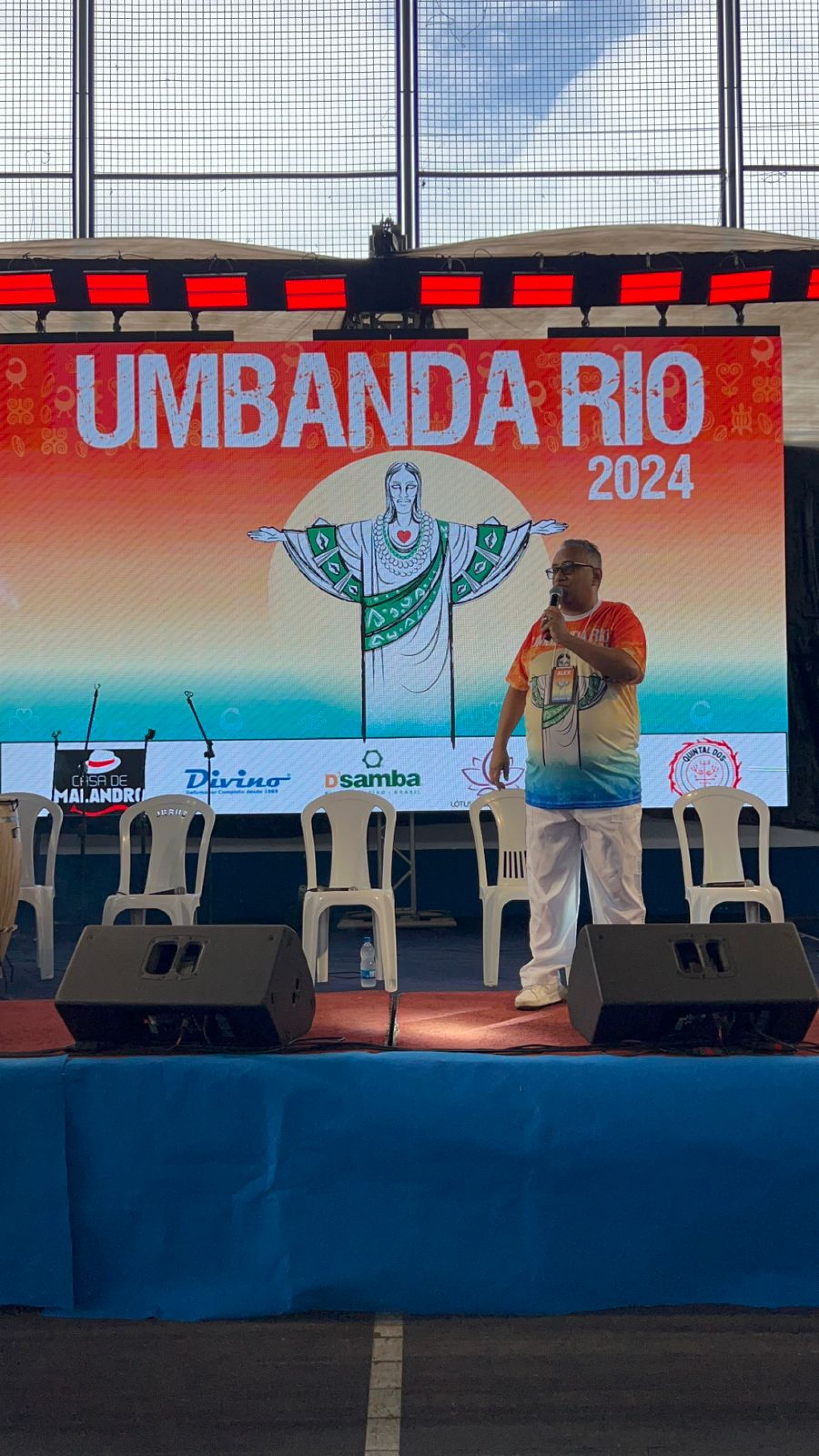 Alex d'Oxala, coordenador do Movimento Umbanda Rio, no palco do evento - Alex d'Oxala / Umbanda Rio