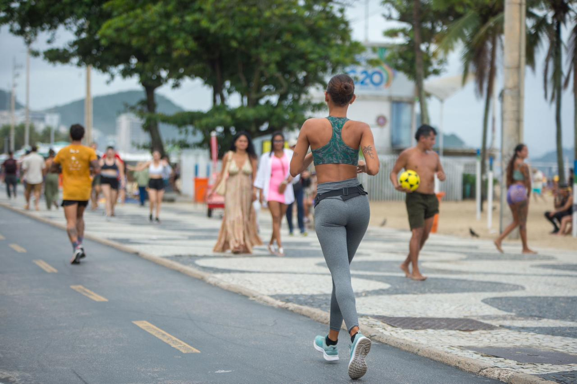 Diversas pessoas aproveitaram o feriado da Proclamação na orla de Copacabana nesta sexta (15) - Armando Paiva / Agência O Dia