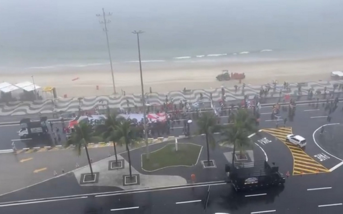 Centenas de manifestantes marcharam, neste sábado (16), em apoio à Palestina