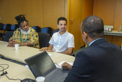 Porta de apartamento de escultor candomblecista em Madureira é pichada com ofensas e ameaças