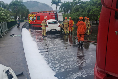 Carro capota e deixa dois feridos no Flamengo