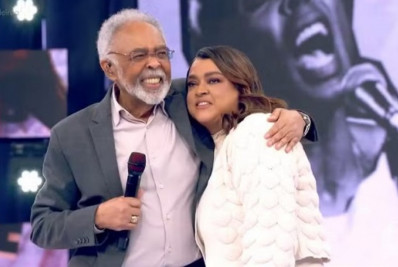 Gilberto Gil é surpreendido por Preta Gil em homenagem no 'Caldeirão'