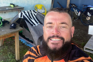 Torcedor do Botafogo troca avião por bicicleta para ir à final da Libertadores