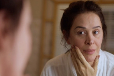 Claudia Raia surge sem maquiagem e reflete: 'Apreciar o que se vê no espelho'