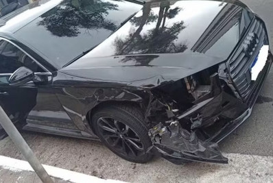 Atacante do Corinthians bate com o carro, atropela pedestre e tenta fugir do local