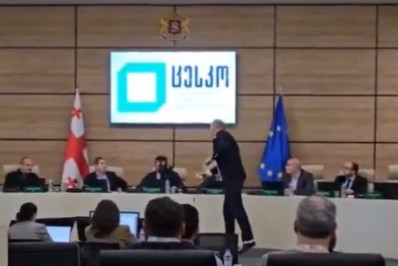 Opositor joga tinta em chefe de comissão em protesto contra suposta fraude na Geórgia; Vídeo