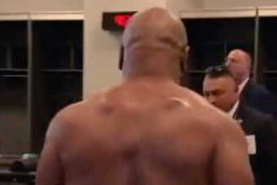 Vídeo: após derrota, Mike Tyson fica com nádegas à mostra em transmissão