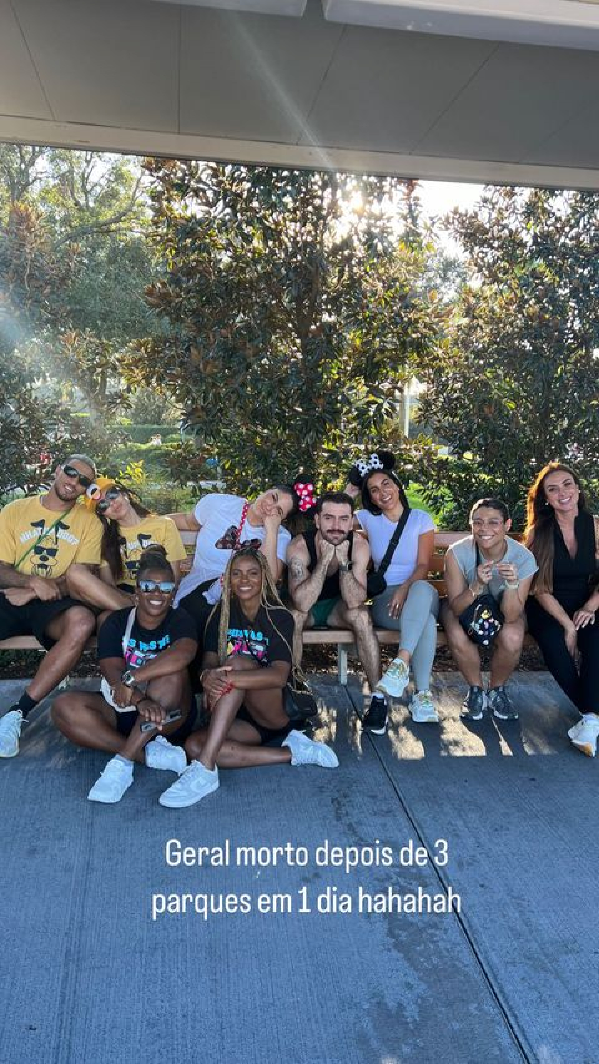 Anitta se diverte em parque com o namorado, Nicole Bahls e outros amigos
 - Reprodução / Instagram 