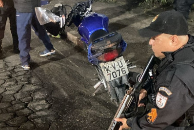 PM prende suspeito com motocicleta roubada em Nilópolis