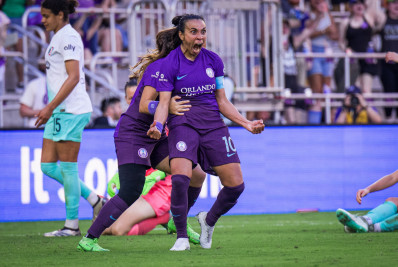 Vale Puskás? Marta deixa adversárias no chão e marca golaço; veja