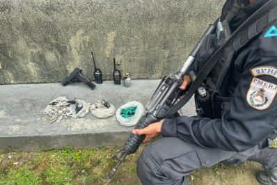 Policiais prendem quatro criminosos com drogas em São João de Meriti