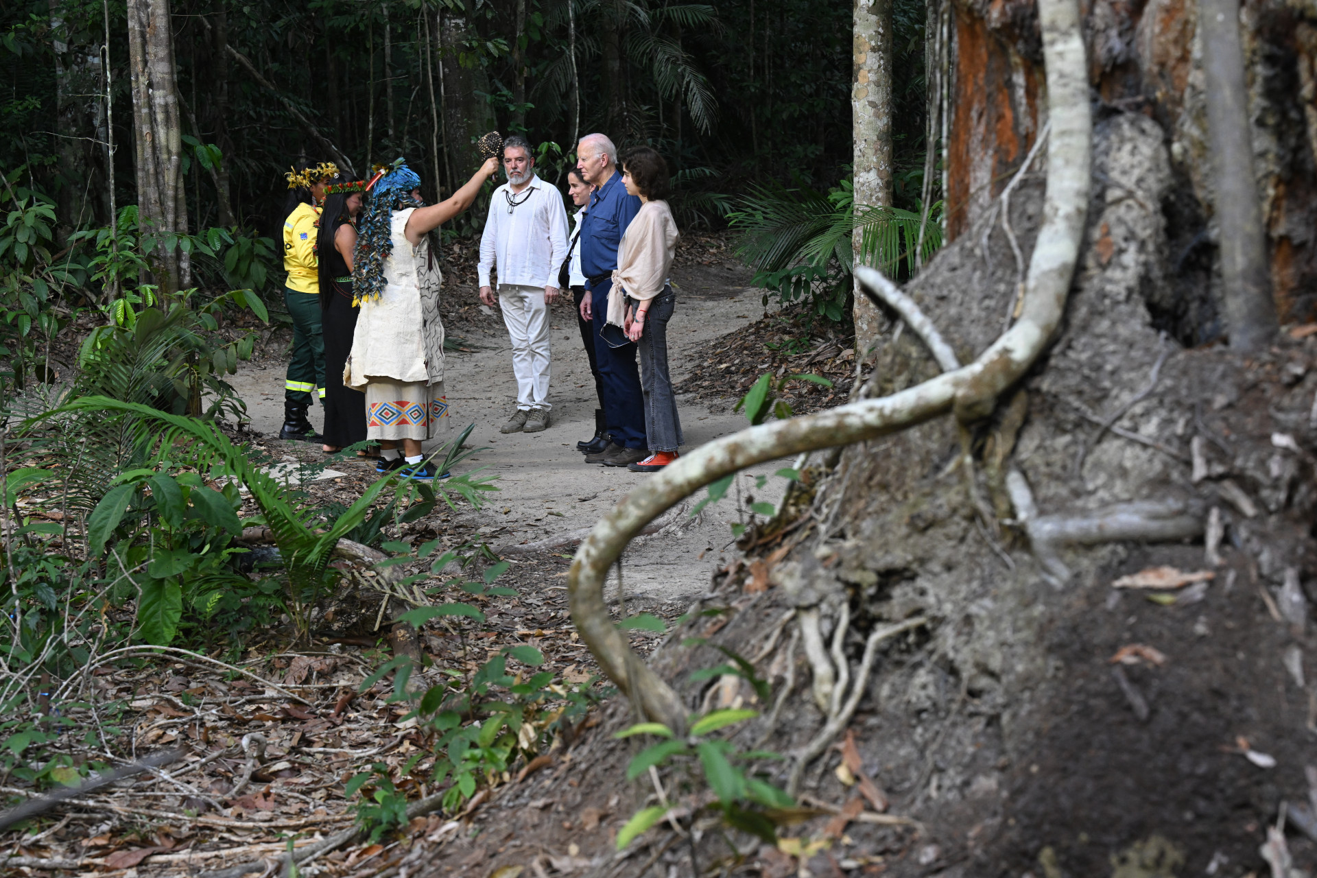 Biden visita o Museu da Amazônia com sua filha e neta - AFP