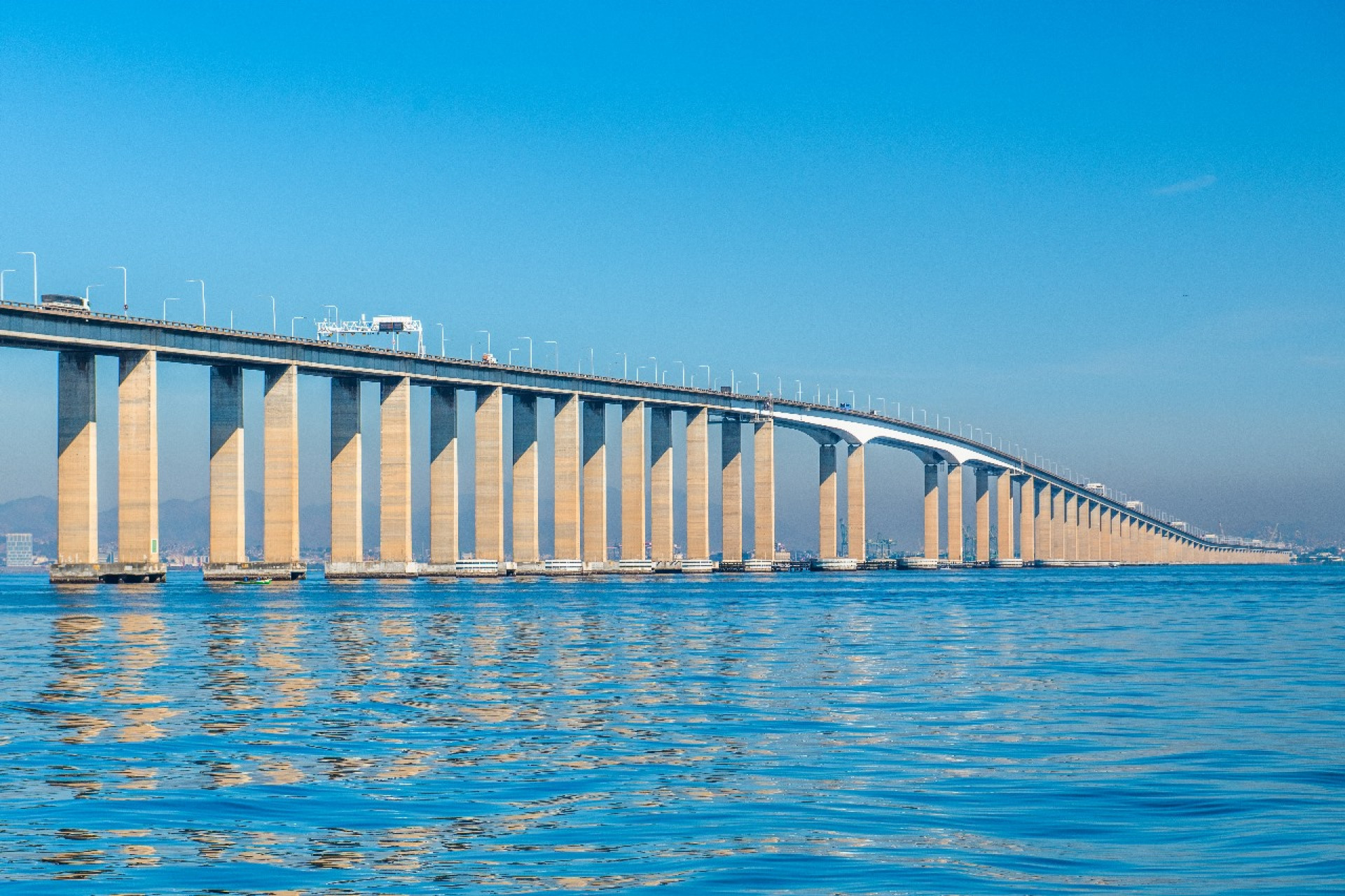 Diariamente, centenas de milhares pessoas fazem a travessia da Ponte  - Andr&eacute; Ciryaco / Arquivo Ecoponte