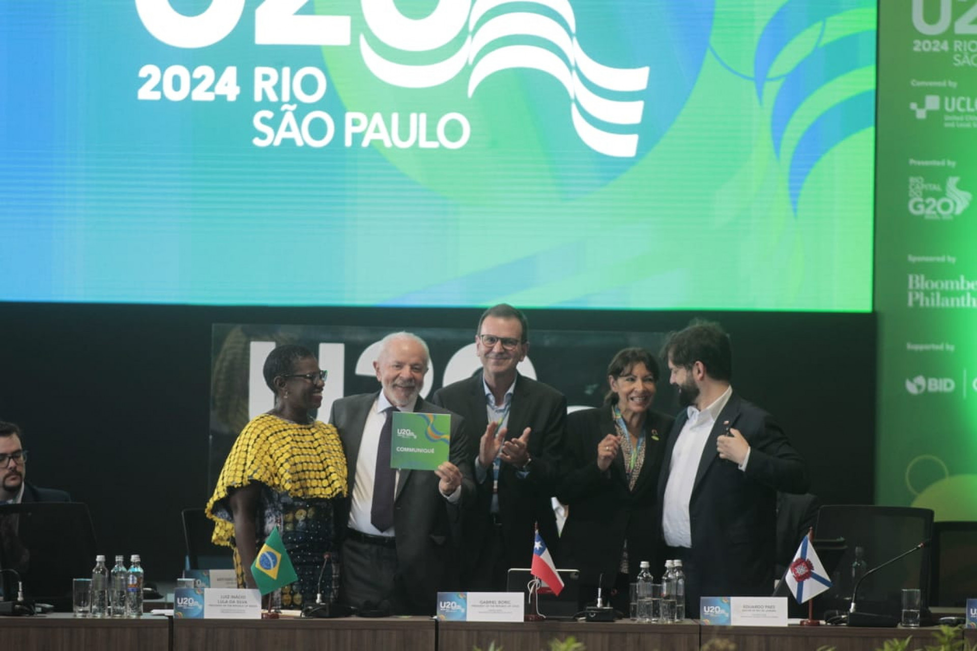 Presidente Lula recebe, ao lado do prefeito Eduardo Paes, comunicado final com as deliberações do U20 - Reginaldo Pimenta / Agência O Dia