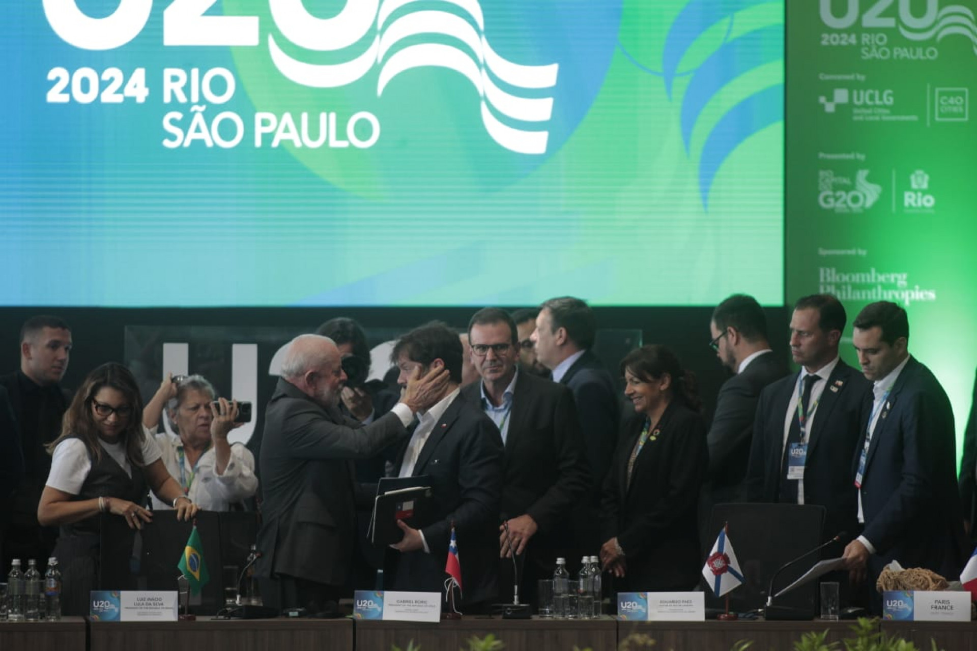 Lula abraça Gabriel Boric, presidente do Chile - Reginaldo Pimenta / Agência O Dia