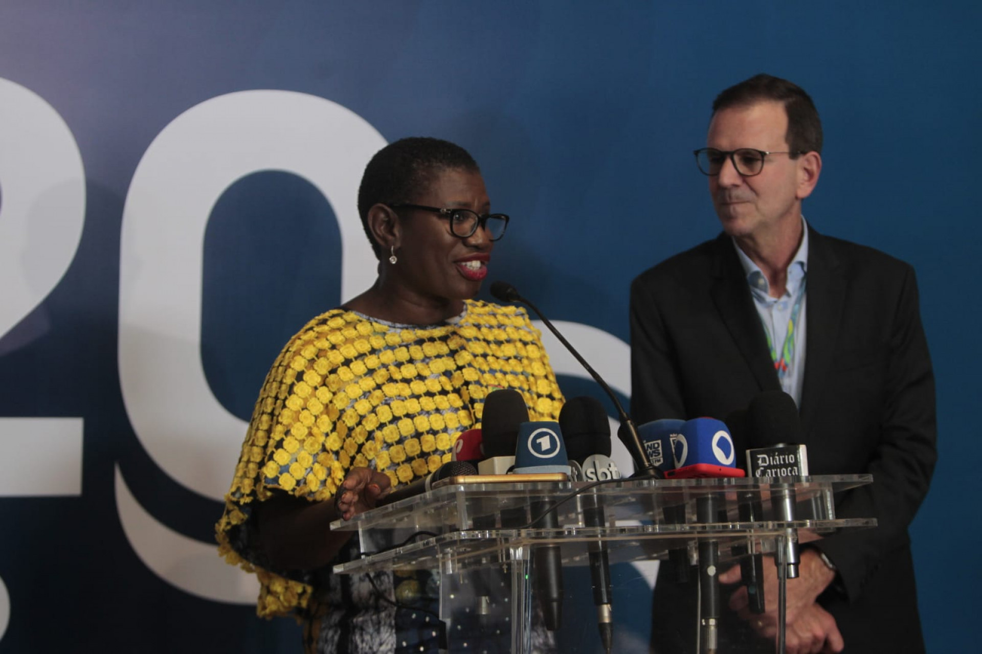 Yvonne Aki-Sawyerr ao lado de Eduardo Paes - Reginaldo Pimenta / Agência O Dia