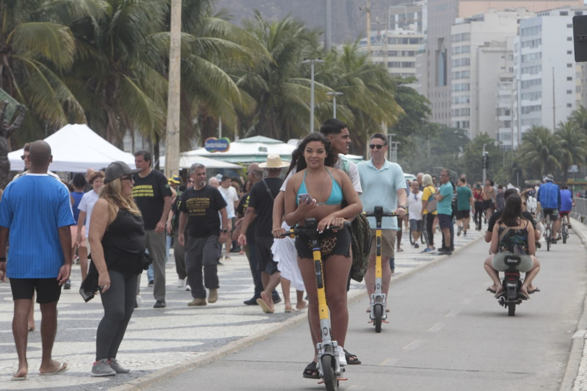 Pessoas aproveitaram o tempo firme para se exercitar do Calçadão de Copabana - Reginaldo Pimenta / Agência O Dia