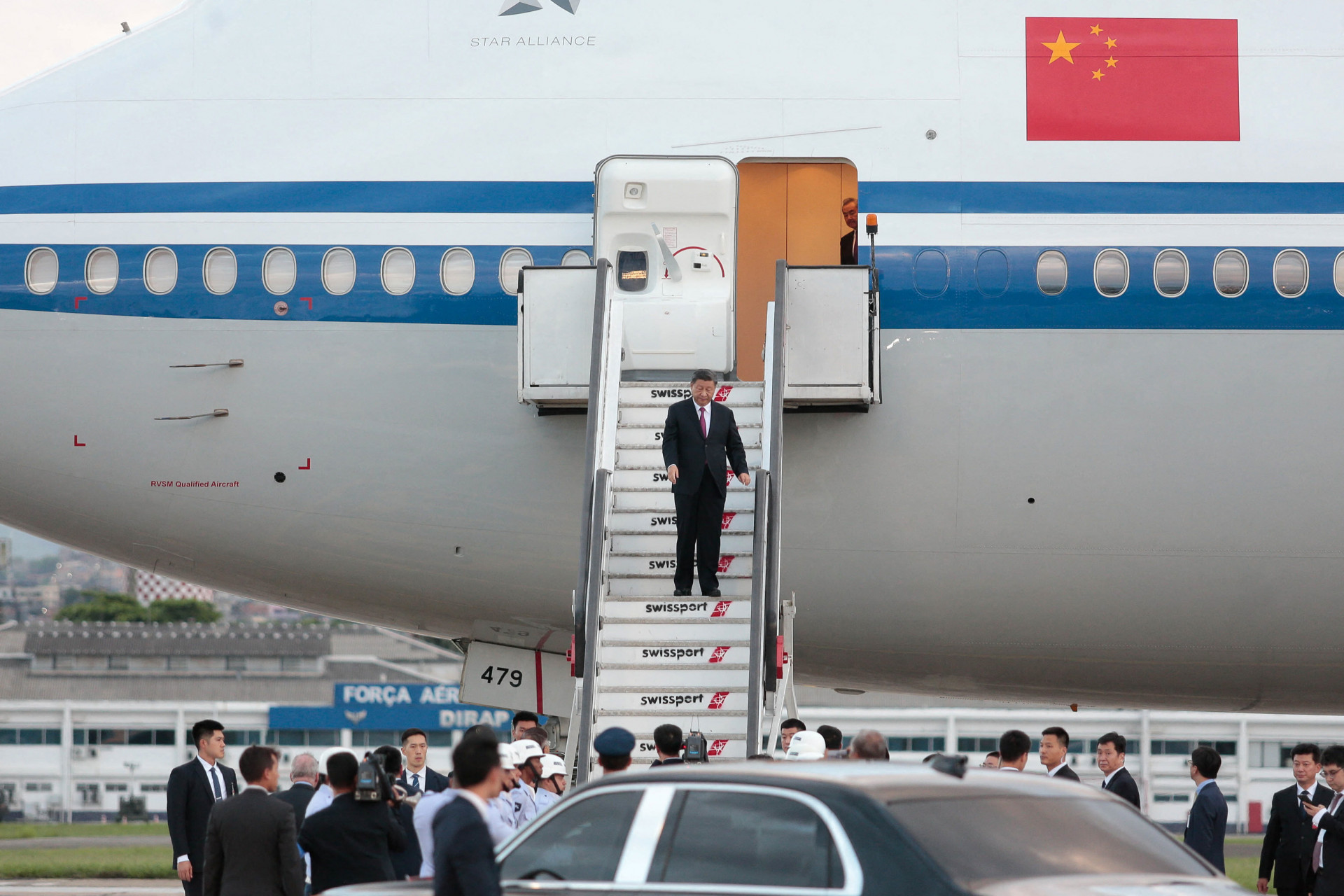 Xi Jinping ao chegar à Base Aérea do Galeão antes da Cúpula do G20 no Rio de Janeiro - AFP