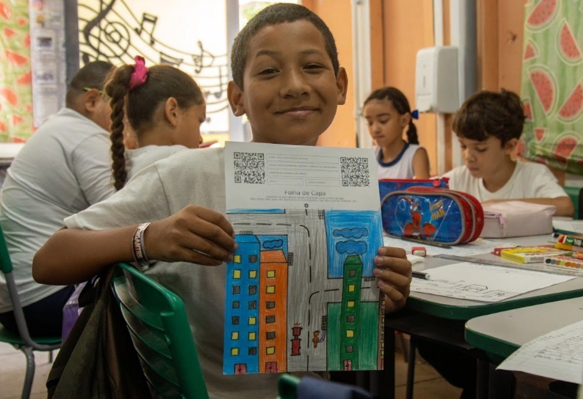 Durante seis encontros em sala de aula, alunos e professores trabalham na criação de histórias e desenhos que serão utilizados para ilustrar livros personalizados - Divulgação