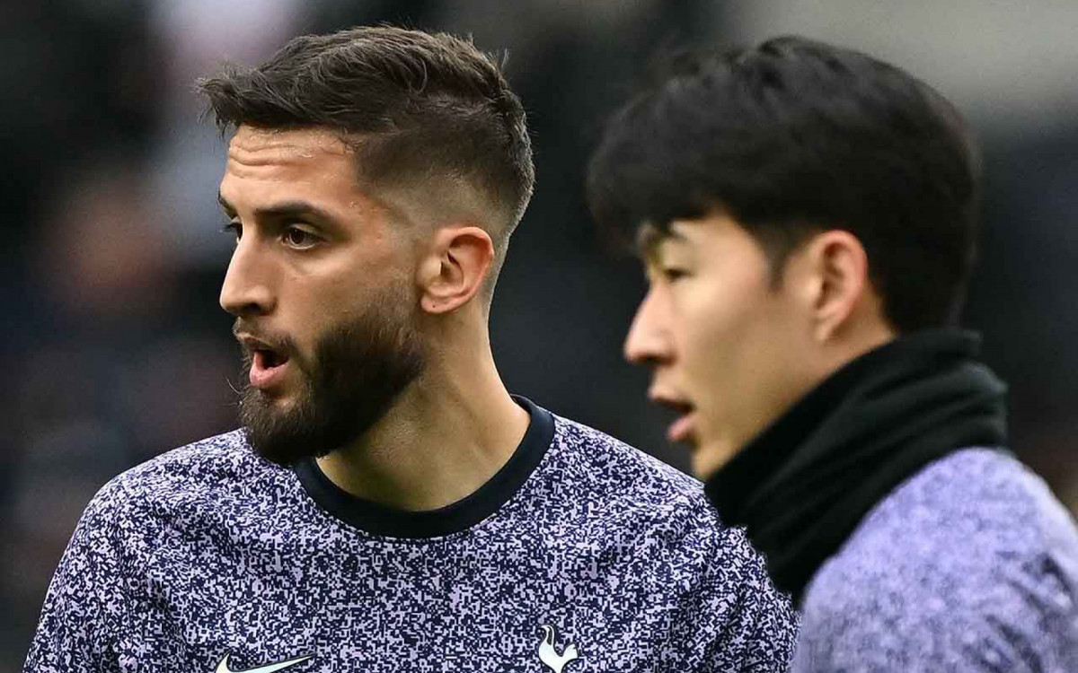 Tottenham Hotspur's Uruguayan midfielder #30 Rodrigo Bentancur (L) and Tottenham Hotspur's South Korean striker #07 Son Heung-Min warm up ahead of the English Premier League football match between Tottenham Hotspur and Bournemouth at Tottenham Hotspur Stadium in London, on December 31, 2023. (Photo by Ben Stansall / AFP) / RESTRICTED TO EDITORIAL USE. No use with unauthorized audio, video, data, fixture lists, club/league logos or 'live' services. Online in-match use limited to 120 images. An additional 40 images may be used in extra time. No video emulation. Social media in-match use limited to 120 images. An additional 40 images may be used in extra time. No use in betting publications, games or single club/league/player publications. /  (Photo by BEN STANSALL/AFP via Getty Images)