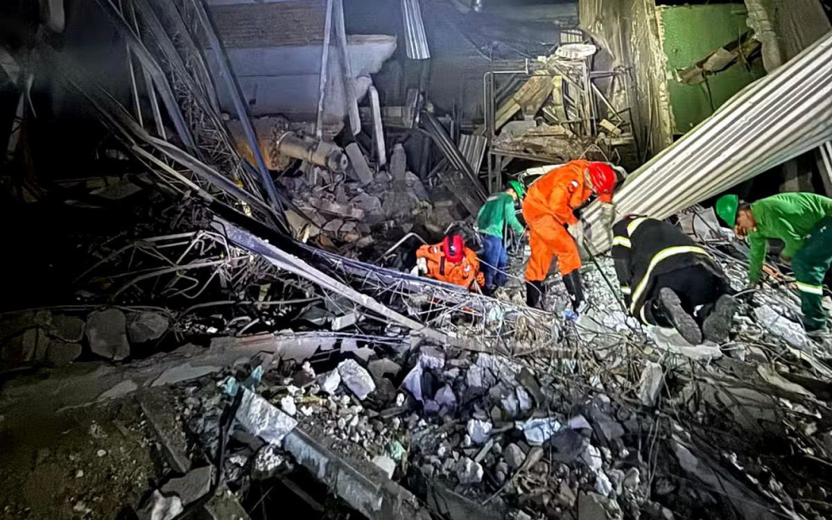 Bombeiros retiram vítimas de escombros de explosão em galpão de soja - Divulgação/ Corpo de Bombeiros