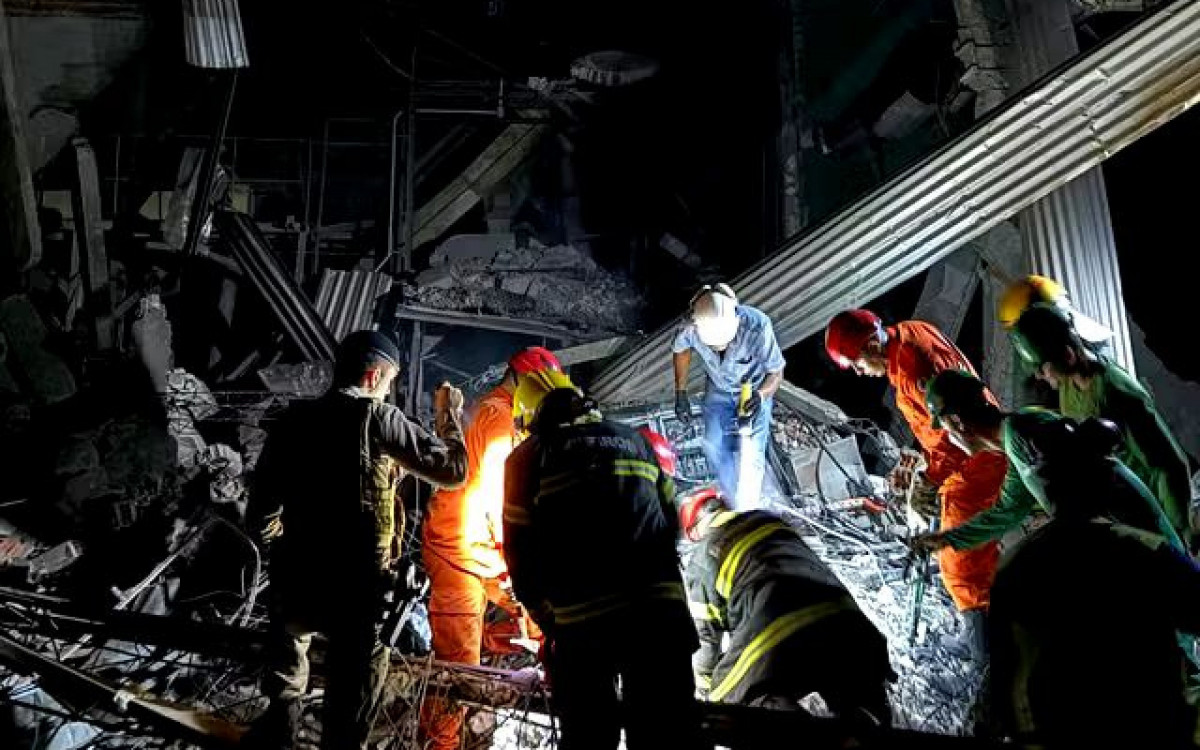 Parte da estrutura e telhado do galpão foram destruídos pela explosão - Divulgação/ Corpo de Bombeiros