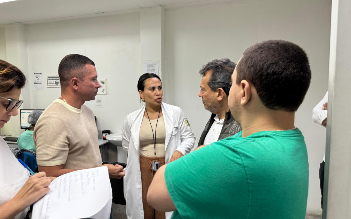 O deputado estadual Rafael Nobre anunciou o investimento na UPA, ao lado do deputado federal Ricardo Abrão e dos secretários municipais Patrícia Abdalla e André Esteves. 