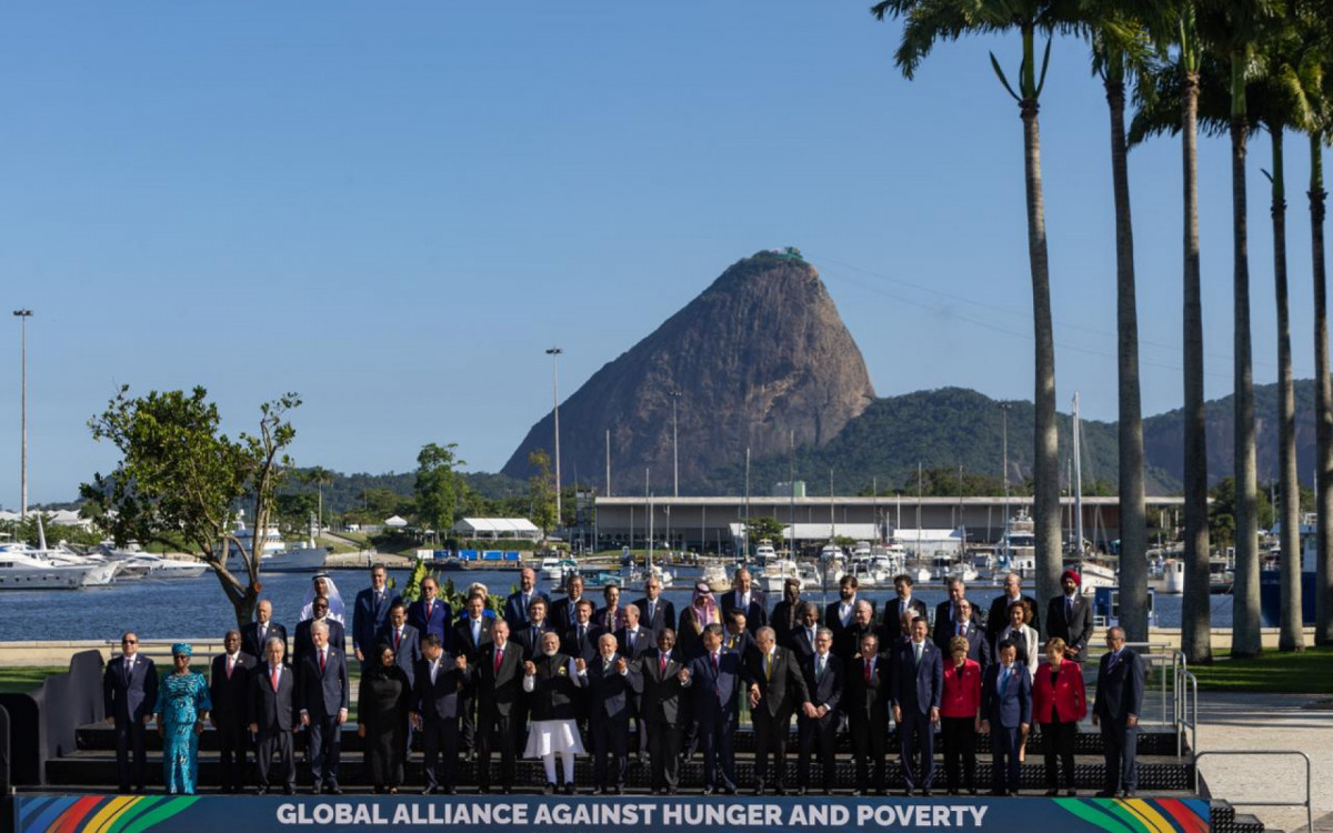 Líderes do G20 posam para foto oficial no Museu de Artes Modernas (MAM), com Pão de Açúcar ao fundo