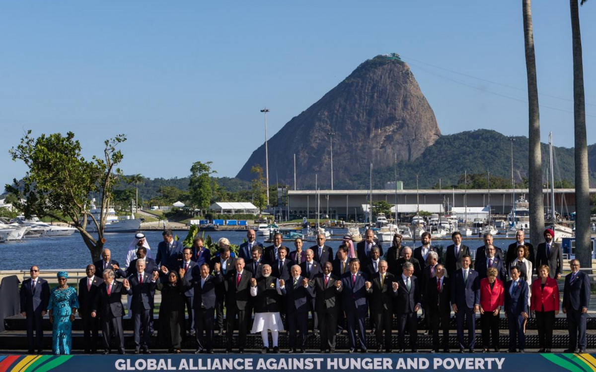 Líderes do G20 posam para foto oficial no Museu de Artes Modernas (MAM), com Pão de Açúcar ao fundo
