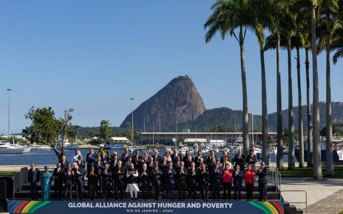 Líderes do G20 posam para foto oficial no Museu de Artes Modernas (MAM), com Pão de Açúcar ao fundo