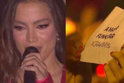 Anitta chama atenção de fã em show por causa de cartaz