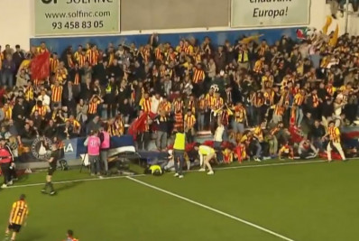 Vídeo: estrutura de arquibancada quebra e torcedores caem no campo