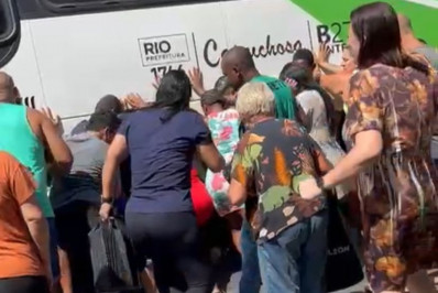 Mulher é atropelada em Madureira e socorrida em estado grave