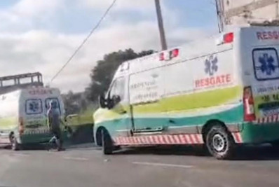 Vídeo: Carro pega fogo na Via Dutra, em São João de Meriti