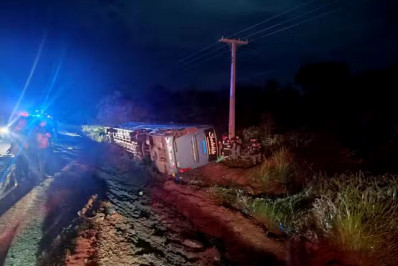 Acidente entre ônibus e caminhão deixa duas crianças mortas e 27 feridos