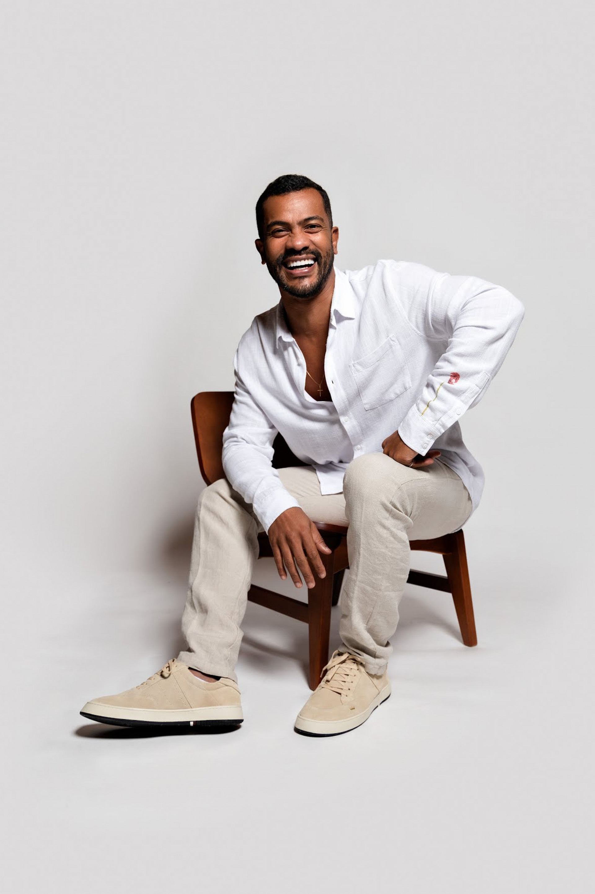 Às vésperas do feriado da Consciência Negra, o ator Samuel de Assis bate um papo exclusivo com a coluna Daniel Nascimento - Pablo Groto/ divulgação