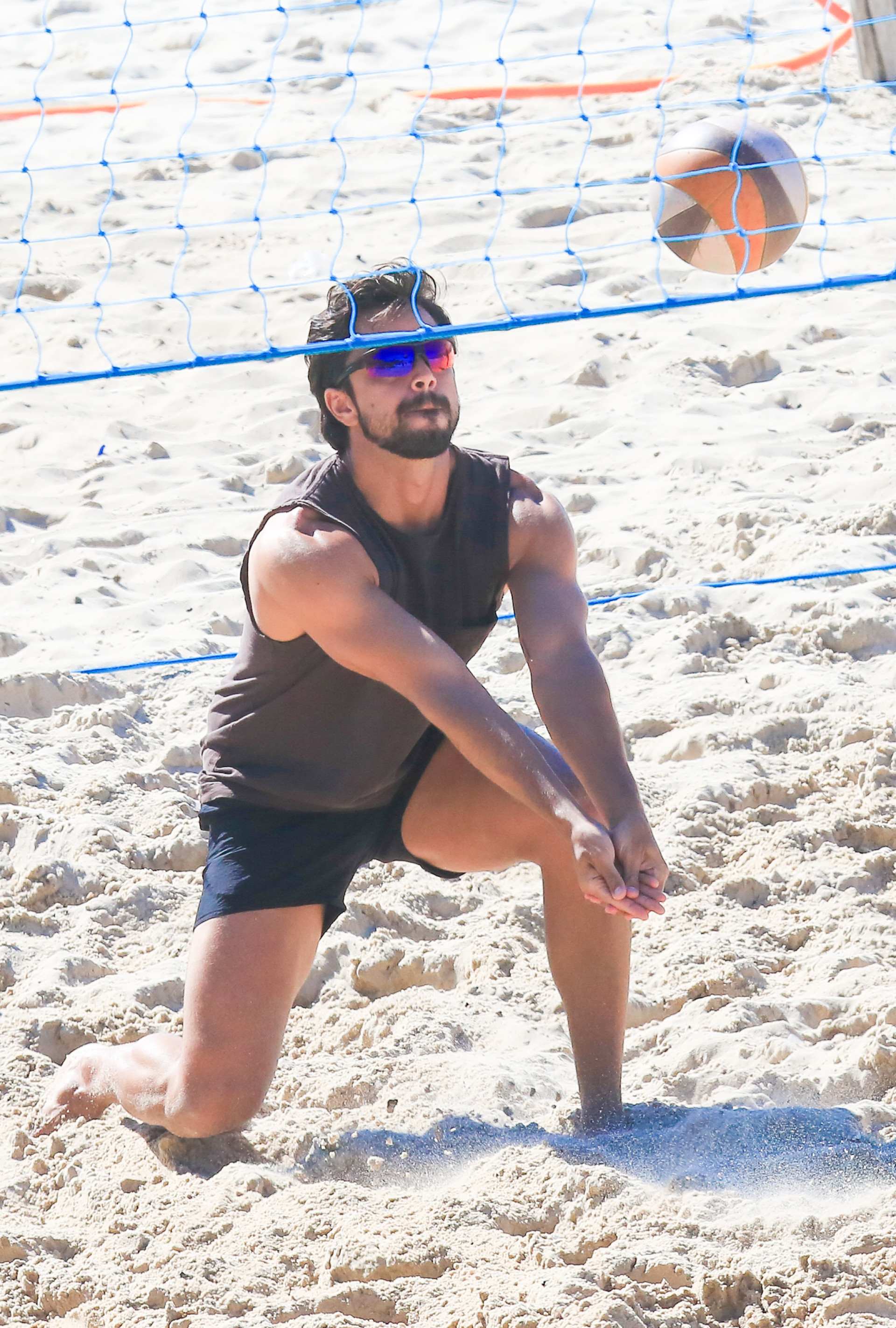 Rodrigo Simas se exercita na praia da Barra da Tijuca - Fabrício Pioyani / Agnews