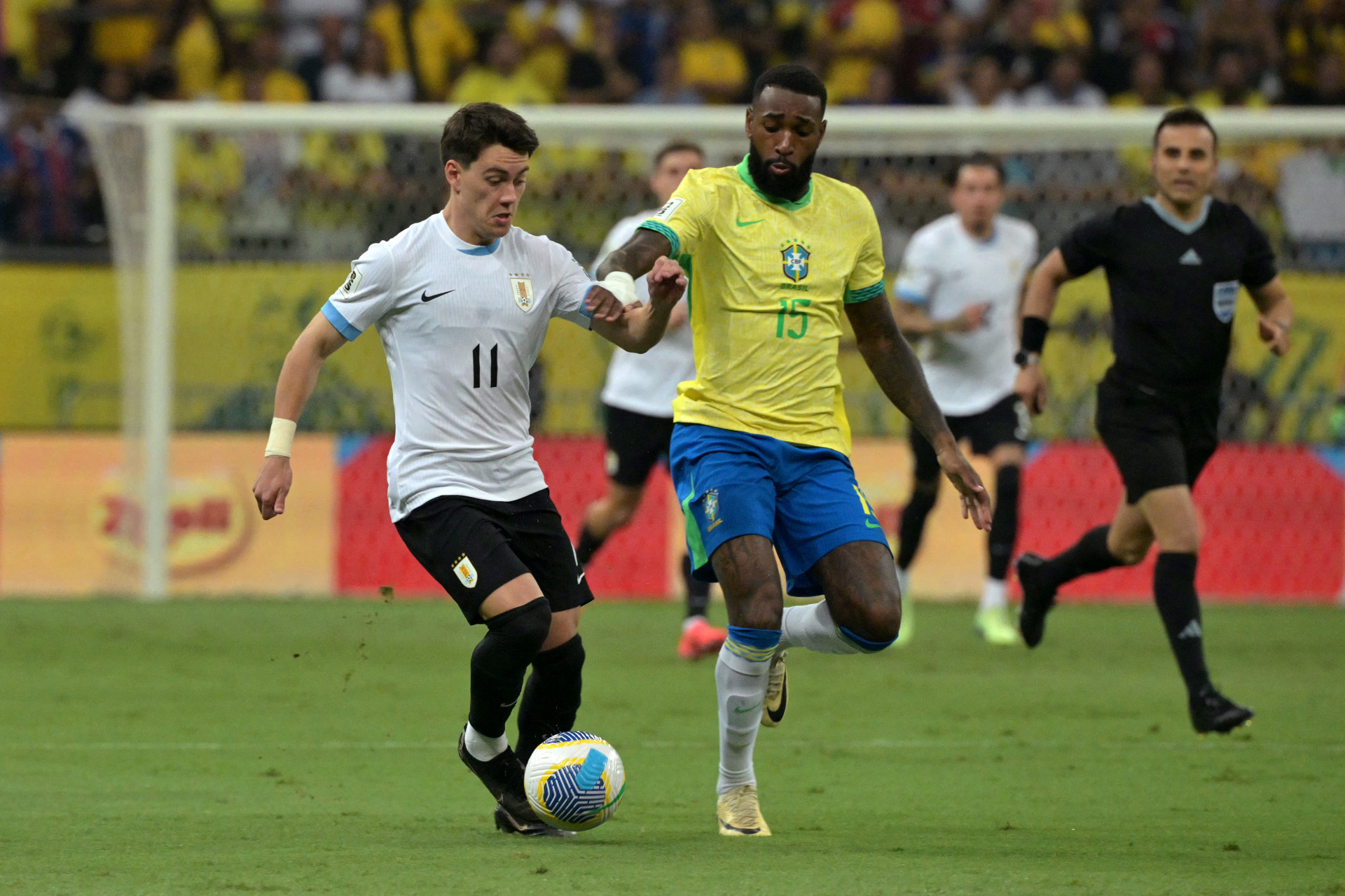 Em ação pela seleção brasileira no duelo com o Uruguai, em Salvador, Gerson marcou seu primeiro gol com a camisa verde e amarela - Nelson Almeida/AFP