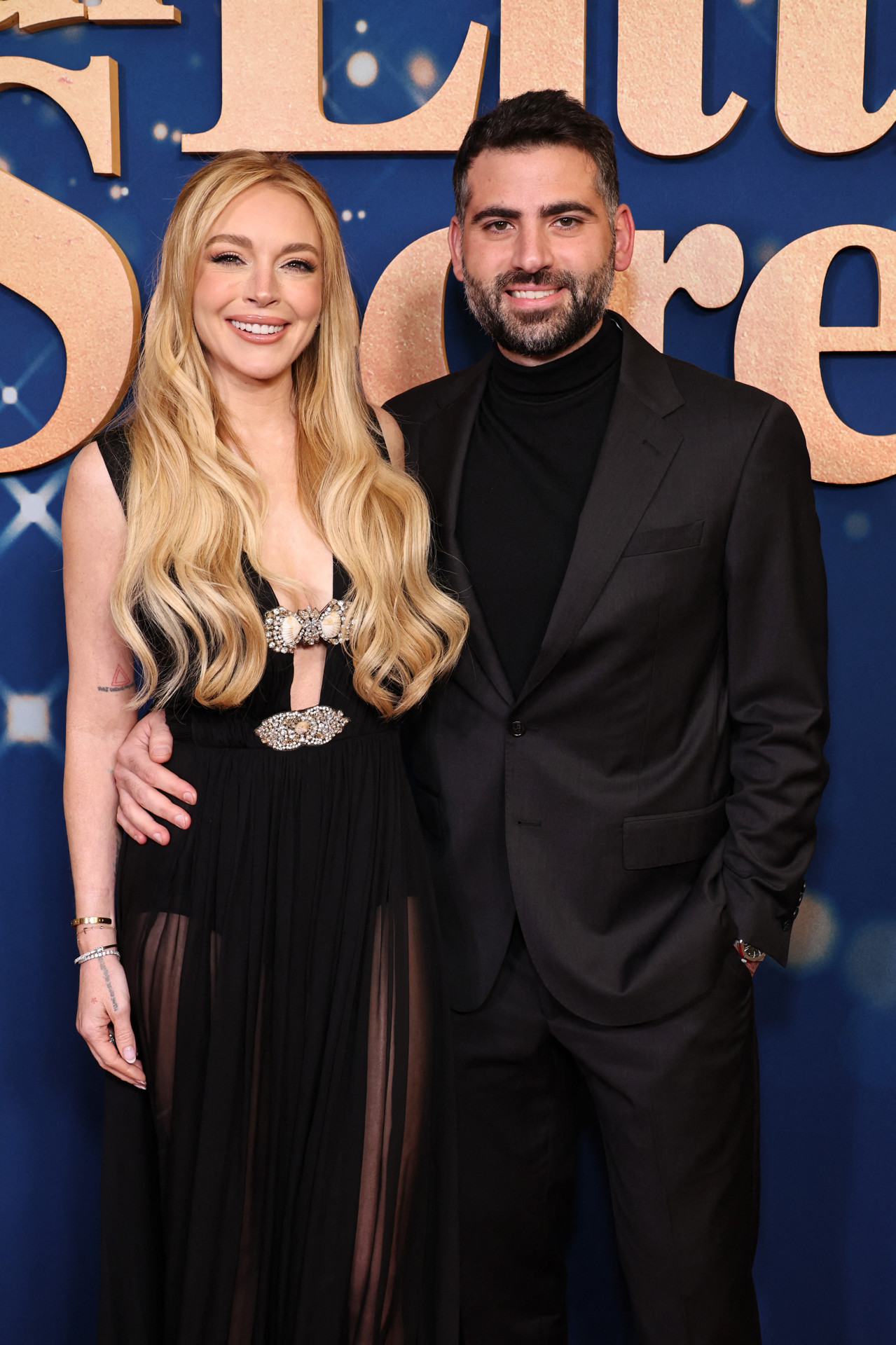 Lindsay Lohan foi acompanhada do marido à pré-estreia de 'Nosso Segredinho' - AFP