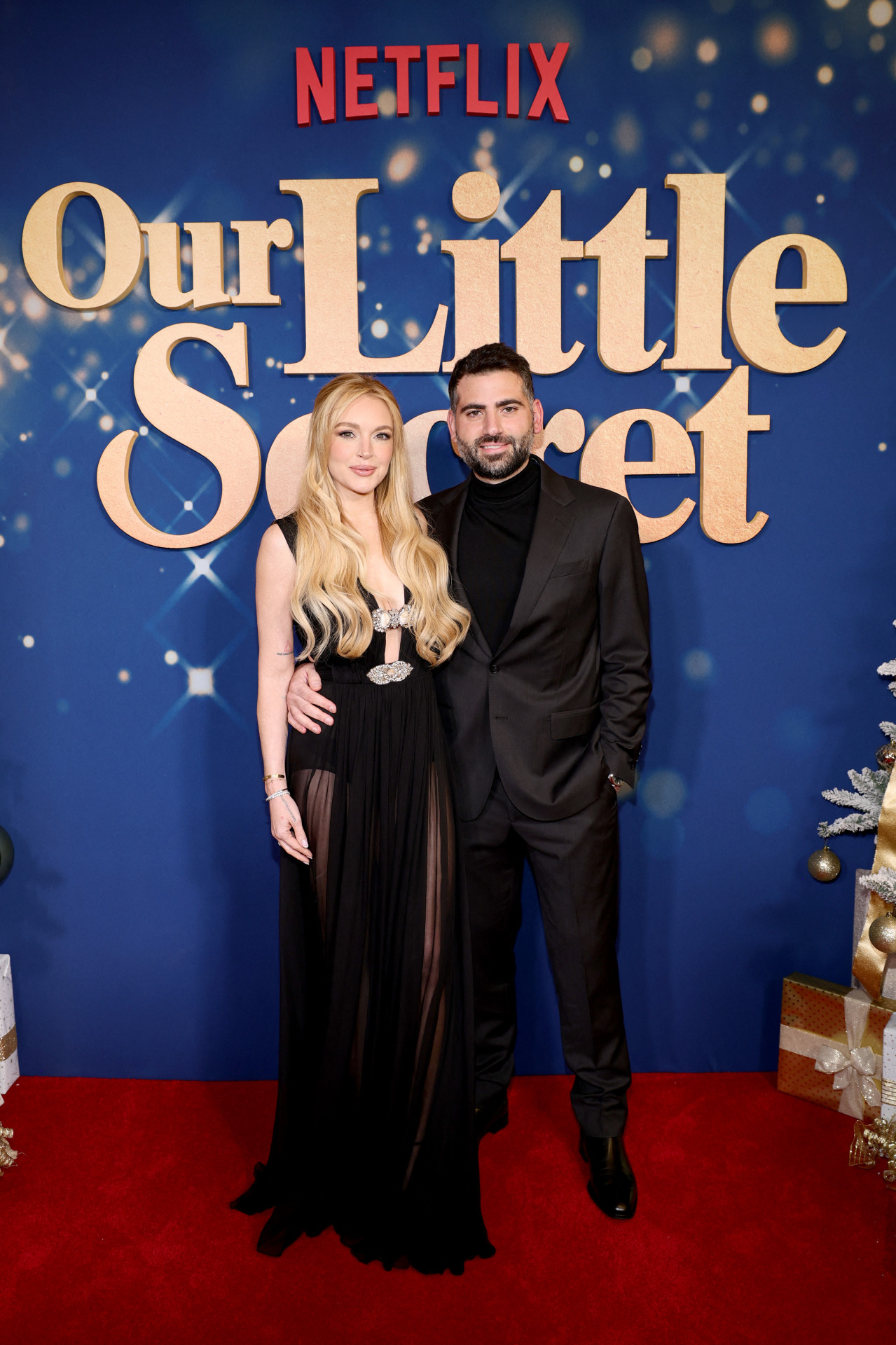 Lindsay Lohan foi acompanhada do marido à pré-estreia de 'Nosso Segredinho' - AFP