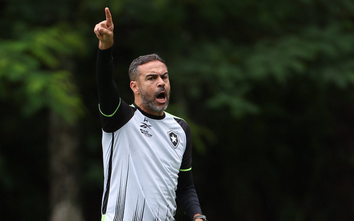 Técnico Artur Jorge comanda treino do Botafogo