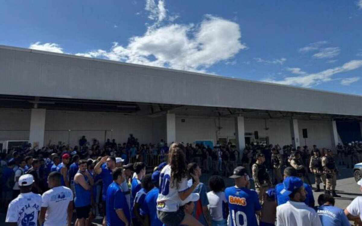 Torcedores do Cruzeiro lotam as ruas de BH em apoio antes da decisão da Copa Sul-Americana