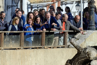 Reis da Espanha voltam à região devastada em Valência após primeira visita caótica