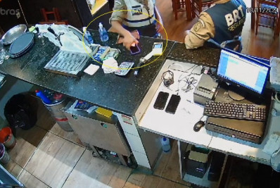 Guarda municipal é detida por furto de celular em restaurante na Zona Norte