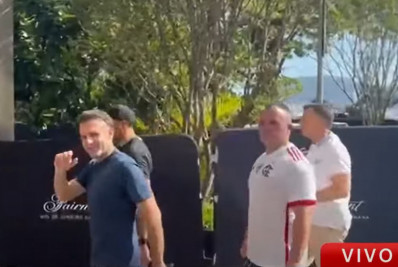 Presidente da França corre em Copacabana, e segurança usa camisa do Flamengo