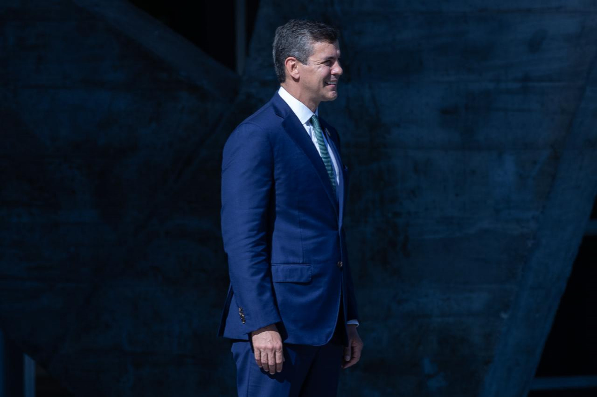 Santiago Peña, presidente do Paraguai, chegou ao MAM por volta das 7h nesta terça (20) - Renan Areias / Agência O Dia