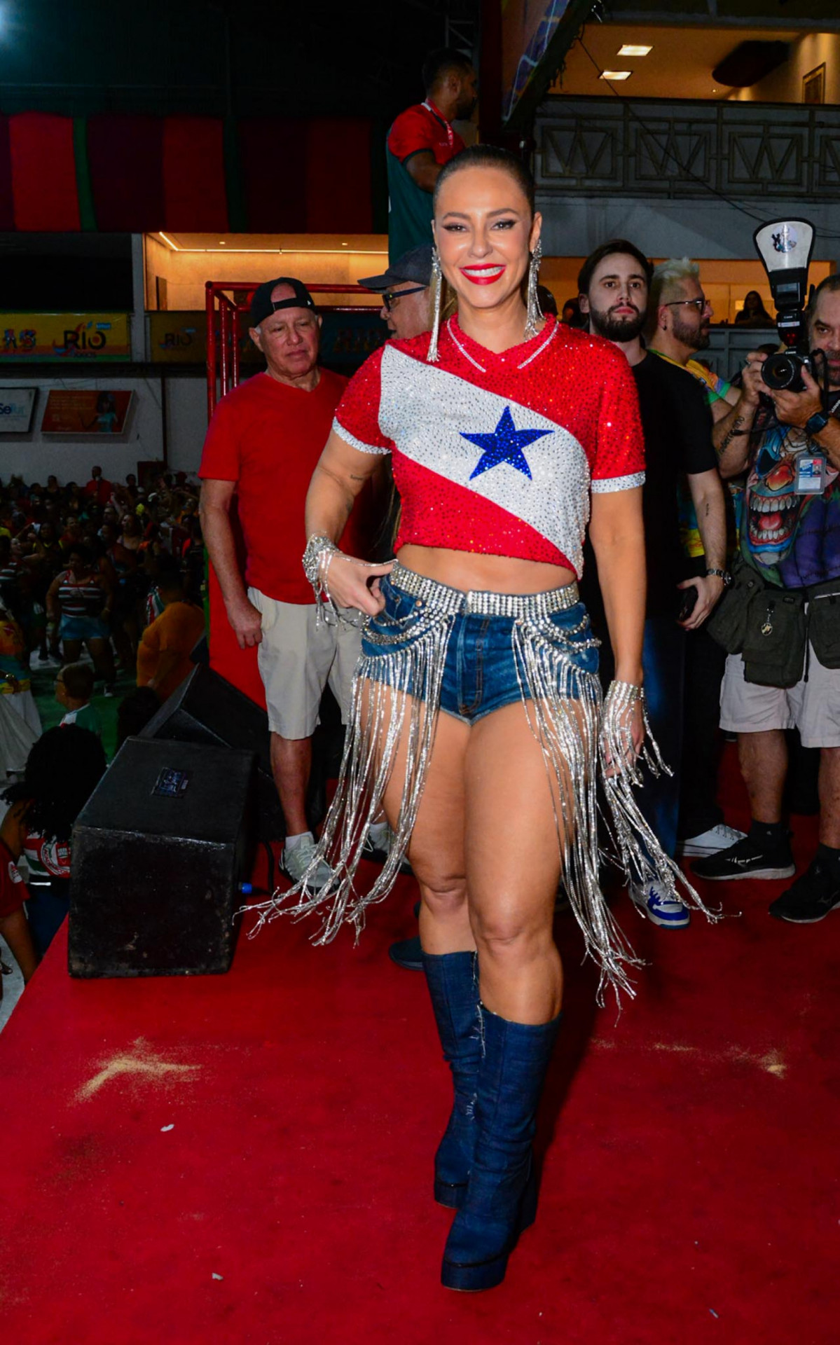 Paolla Oliveira se joga no samba em noite de ensaio na quadra da Grande Rio