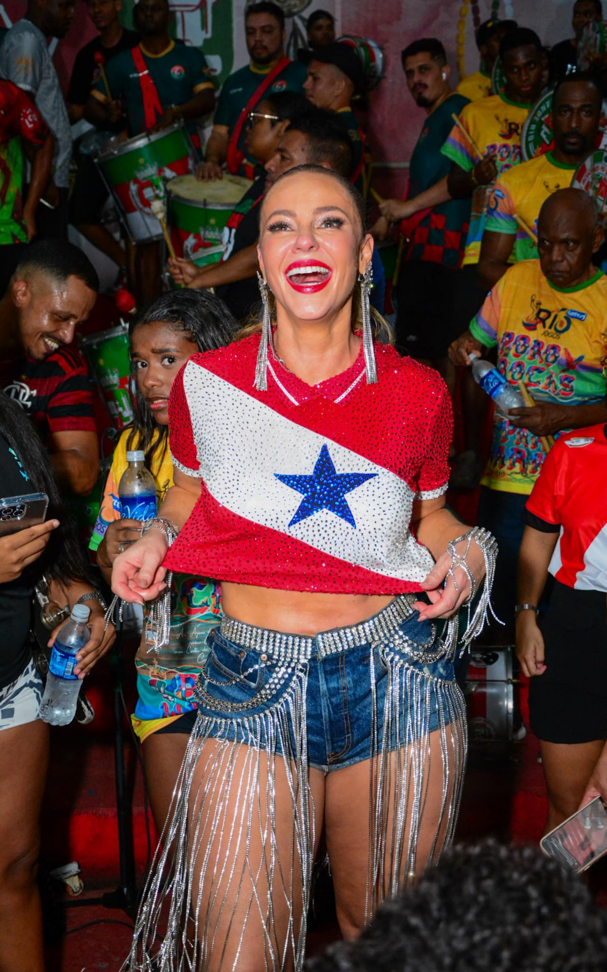 Paolla Oliveira se joga no samba em noite de ensaio na quadra da Grande Rio