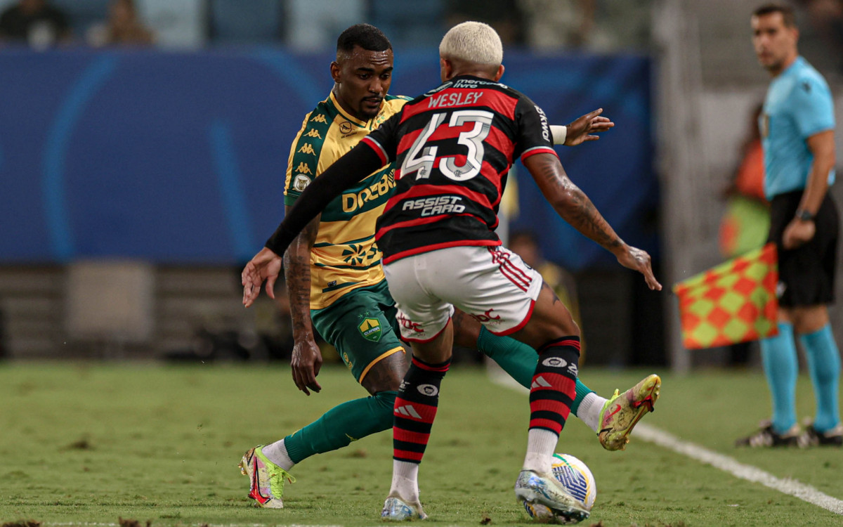 Wesley sofre marcação de Ramon, lateral do Cuiabá e cria do Fla